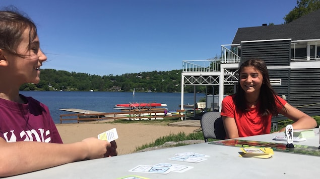 Deux enfants, dehors jouent à un jeu de société.