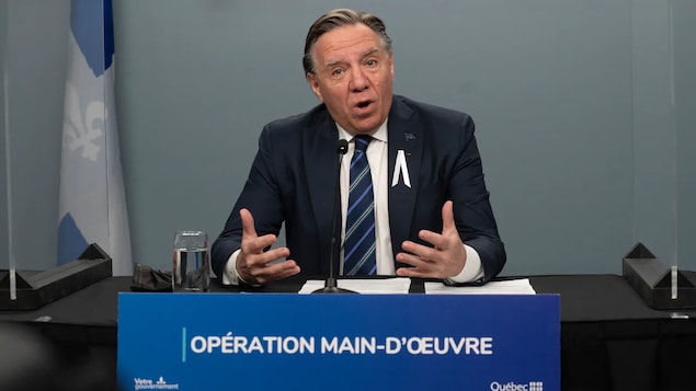 Nagsasalita si François Legault sa harap ng mikropono.