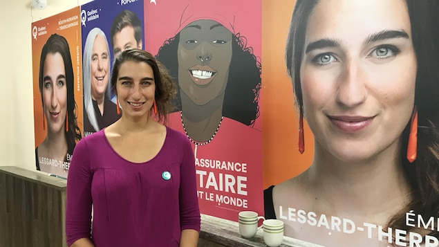 La candidate présente les différentes affiches de Québec solidaire La candidate présente les différentes affiches de Québec solidaire