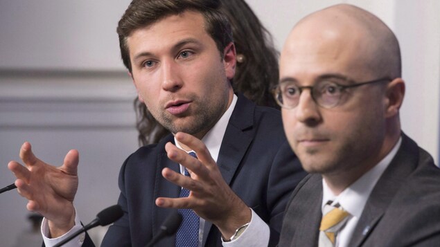 Le co-porte-parole de Québec solidaire, Gabriel Nadeau-Dubois, et le chef d'Option nationale, Sol Zanetti.