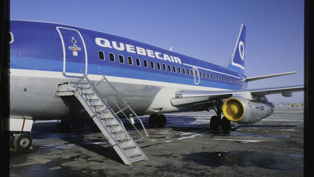 Avion de Québecair sur le tarmac.