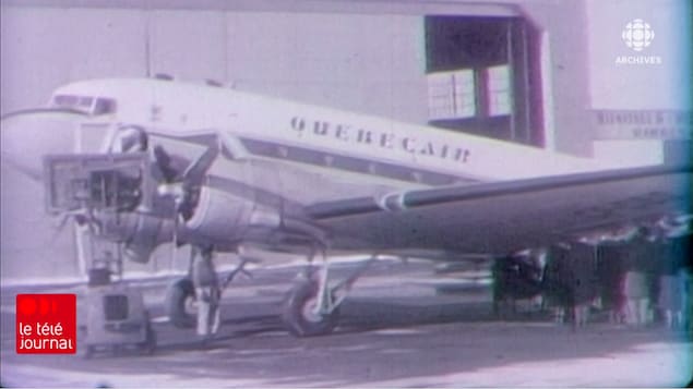 Avion sur le tarmac avec inscription Québecair dessus. 