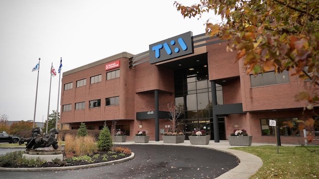 Le logo de TVA sur la façade du 4545, rue Frontenac, à Montréal.