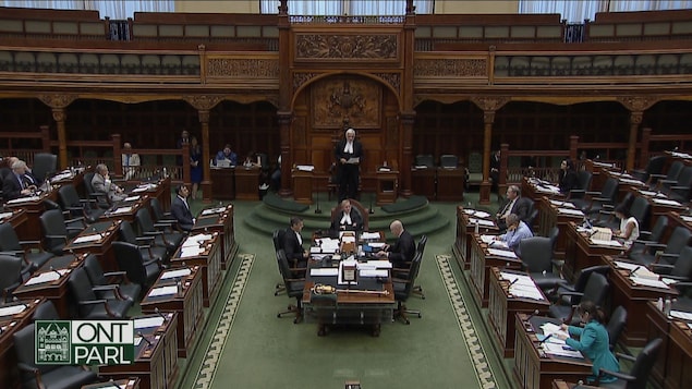 Des députés débattent en Chambre à Queen's Park.
