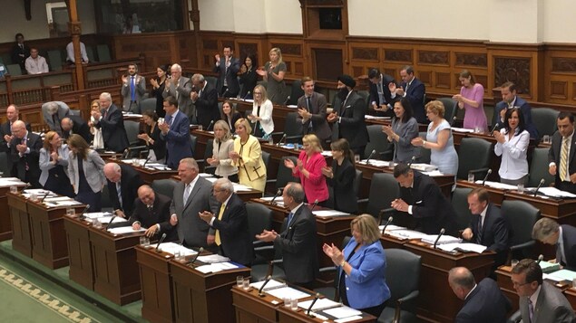 Le premier ministre de l'Ontario Doug Ford entouré du caucus progressiste-conservateur en Chambre à Queen's Park, le 30 juillet 2018. Le premier ministre de l'Ontario Doug Ford entouré du caucus progressiste-conservateur en Chambre à Queen's Park, le 30 juillet 2018.