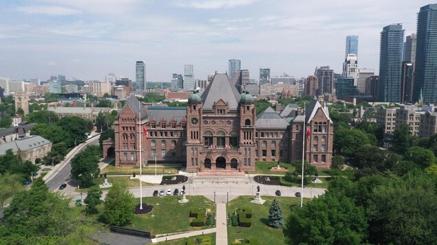Une photo prise par drone de l'assemblée législative de l'Ontario.