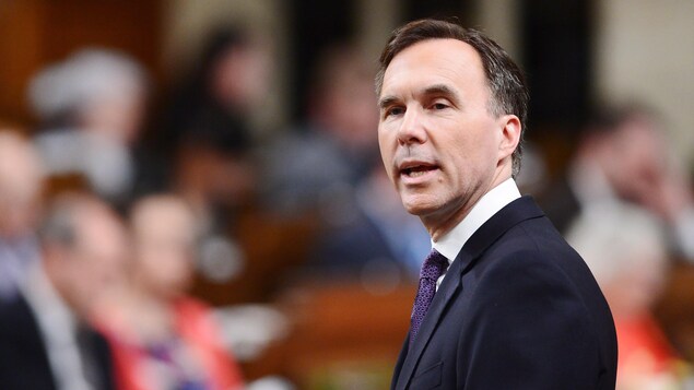Bill Morneau, debout en Chambre.