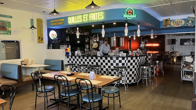 L'intérieur du restaurant Quilles et Frites.