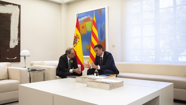 Le président catalan Quim Torra et le président espagnol Pedro Sanchez, assis dans un salon. Le président catalan Quim Torra et le président espagnol Pedro Sanchez, assis dans un salon.