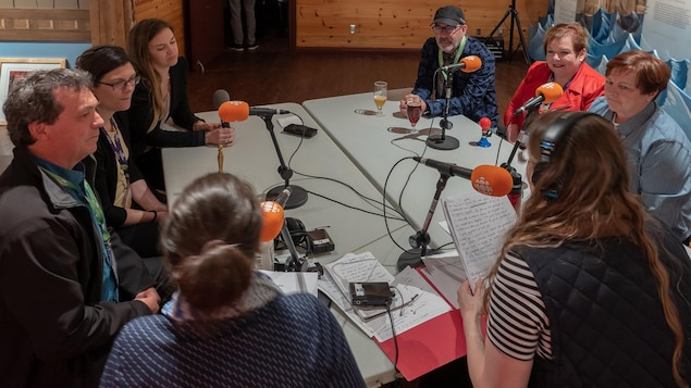 Les participants du dernier quiz Ça fait l'tour. L'équipe Gaspésie Gourmande affronte celle de Tourisme Gaspésie. 