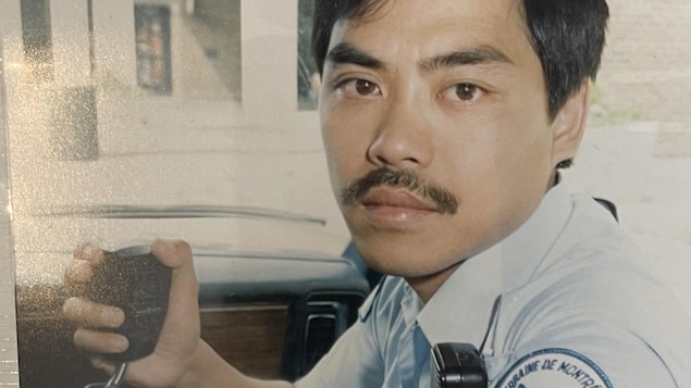 Quoc Tuan Trinh en uniforme dans une autopatrouille.