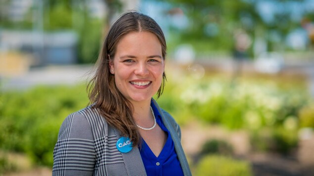 Une femme avec un macaron de la Coalition avenir Québec Une femme avec un macaron de la Coalition avenir Québec