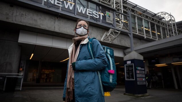 La voyageuse passe devant la station de train urbain de New Westminster.