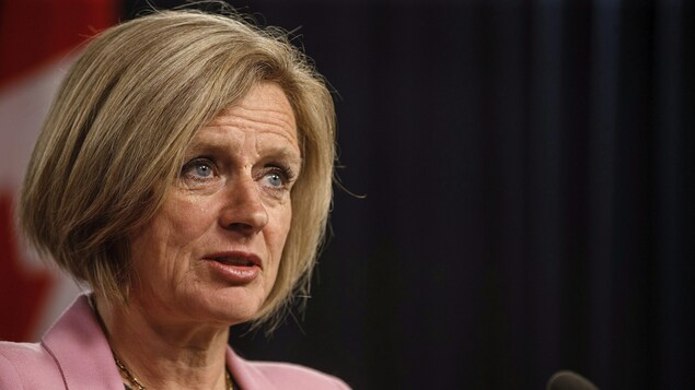 La première ministre de l'Alberta, Rachel Notley, parle devant un micro lors d'une conférence de presse à Edmonton.