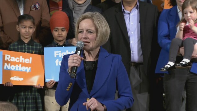Rachel Notley, micro en main, devant ses partisans.
