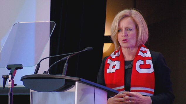Dans l'image, Rachel Notley, première ministre de l'Alberta. Elle a les doigts entrecroisés pendant qu'elle prononçait son discours devant une assemblée d'environ 300 personnes. Elle porte un ensemble tailleurs noir avec un cache-cou aux couleurs du Canada. Dans l'image, Rachel Notley, première ministre de l'Alberta. Elle a les doigts entrecroisés pendant qu'elle prononçait son discours devant une assemblée d'environ 300 personnes. Elle porte un ensemble tailleurs noir avec un cache-cou aux couleurs du Canada.