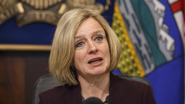 La première ministre de l'Alberta Rachel Notley s'adresse aux membres de son cabinet au sujet du projet d'expansion de l'oléoduc Trans Mountain.