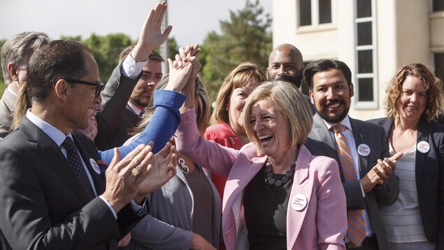 La première ministre de l'Alberta est acclamée par son cabinet à la fin de son allocution à Edmonton.