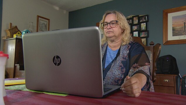 Fonctionnaire fédérale, Rachelle Deault travaille de chez elle sur une ferme.