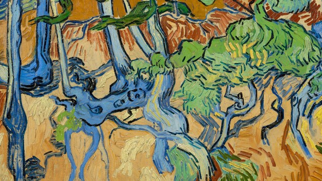 Un tableau sur lequel est peint un enchevêtrement de racines, de troncs d'arbres et de feuilles. 