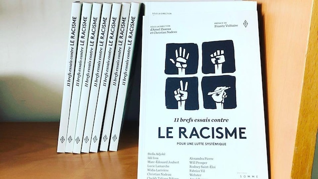Des exemplaires du livre sur une tablette de bibliothèque.