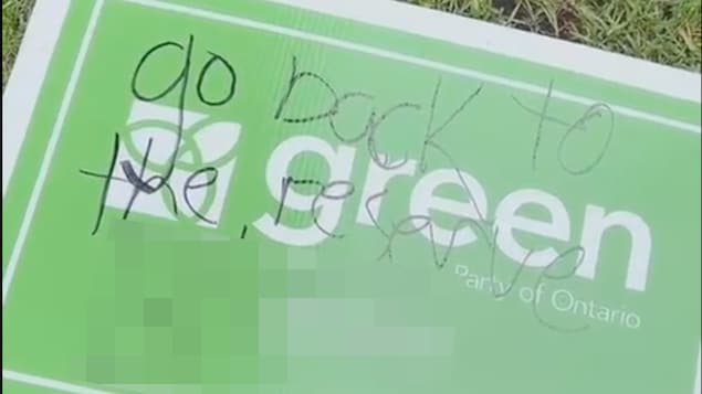 Des affiches électorales d’une candidate autochtone vandalisées en Ontario