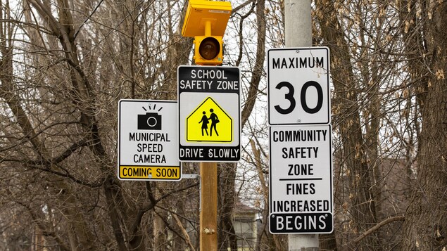 Différentes pancartes de circulation indiquent la vitesse maximale permise dans la zone scolaire ainsi que la présence prochaine de radars photo dans le secteur.
