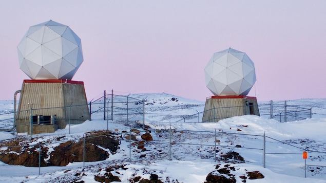 Des radars du Système d’alerte du Nord sur la Terre de Baffin, au Nunavut  