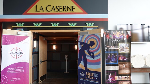 L’entrée d’une salle de spectacle avec trois panneaux à l’entrée sur lesquels on peut lire « Radart, salue le Talent, Centre des Arts et Culture de Dieppe ». 