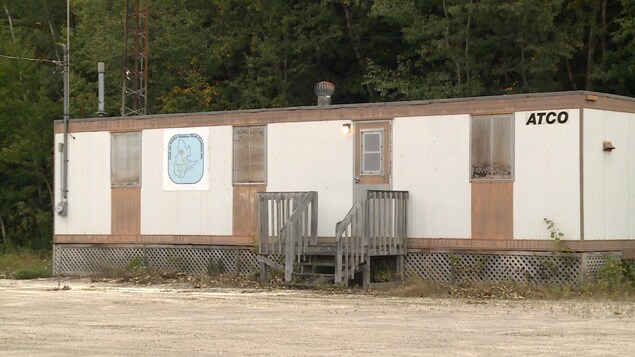 Une maison mobile blanche abritant les installations du Club de radio amateur de Baie-Comeau. Une maison mobile blanche abritant les installations du Club de radio amateur de Baie-Comeau.