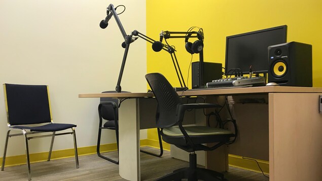Bureau équipé d'un ordinateur, d'enceintes, et de micros. Bureau équipé d'un ordinateur, d'enceintes, et de micros.