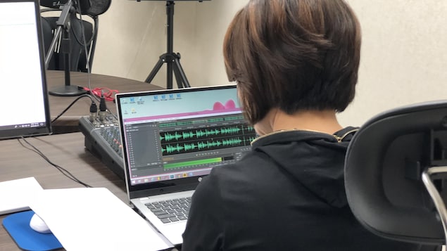 Une employée fait du montage sonore dans le studio de la Free North Korea Radio, à Séoul. Une employée fait du montage sonore dans le studio de la Free North Korea Radio, à Séoul.