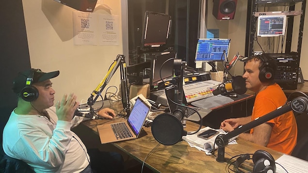 Dos hombres en un estudio de radio  / Deux hommes dans un studio de radio. 