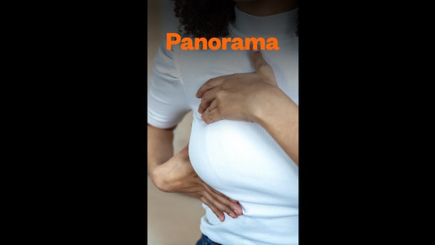 Une femme palpe ses seins.
Le logo de l'émission radio Panorama.