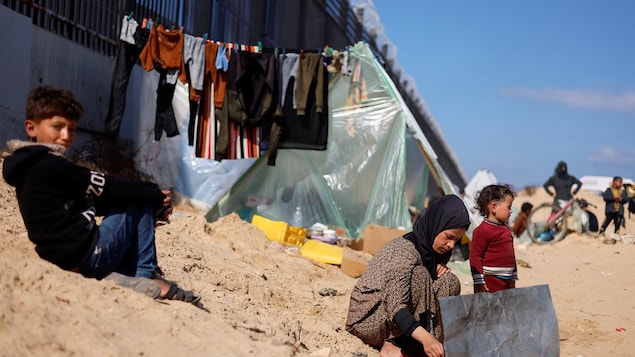 عائلة فلسطينية نازحة في مخيم مؤقت في مدينة رفح جنوبيّ قطاع غزة في 10 شباط (فبراير) 2024.