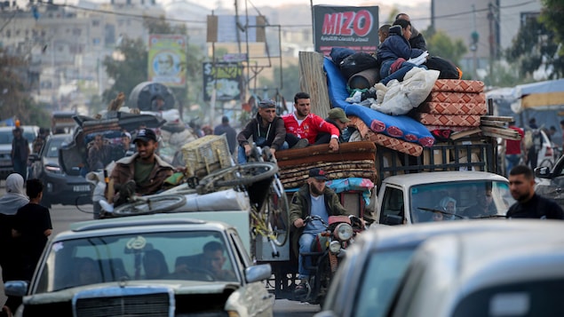 مدنيون فلسطينيون يغادرون رفح بعد إصدار القوات الإسرائيلية أوامر للسكان بإخلاء بعض أحياء المدينة.