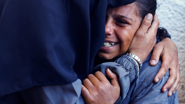 طفلة فلسطينية تبكي بعد قصف إسرائيلي على مدينة رفح في جنوب قطاع غزة.