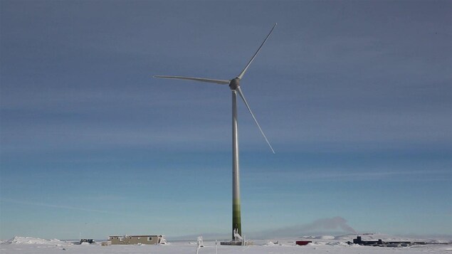 Une éolienne dans un paysage enneigé.