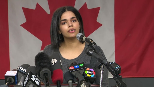 Rahaf Mohammed, devant de nombreux micros.