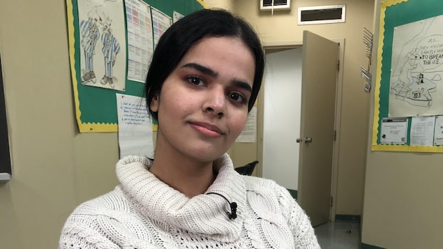 La jeune réfugiée saoudienne Rahaf Mohammed lors d'une entrevue avec CBC, deux jours après son arrivée au Canada.