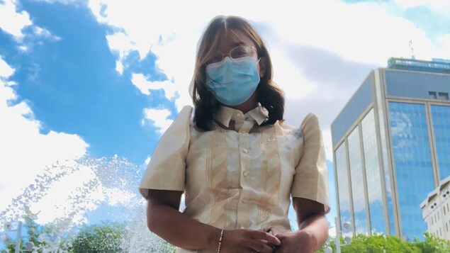 Babae na nakasuot ng terno.