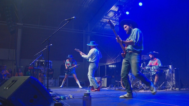 Un groupe de musique sur scène.
