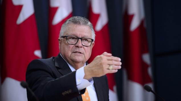 Le ministre de la Sécurité publique, Ralph Goodale, ne précise pas si une interdiction des armes de poing ferait partie d'un ensemble de propositions « musclées et efficaces ».