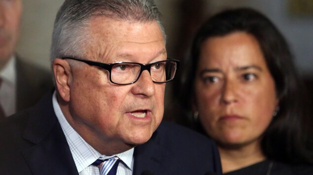 Le ministre de la Sécurité publique, Ralph Goodale, devant sa collègue de la Justice, Jody Wilson-Raybould, lors de leur point de presse. Le ministre de la Sécurité publique, Ralph Goodale, devant sa collègue de la Justice, Jody Wilson-Raybould, lors de leur point de presse.