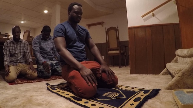 Religion : Utiliser un tapis pour la prière est-il obligatoire