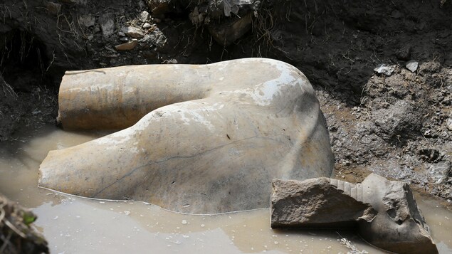Des restes d'une statue représentant Ramsès II ont été retrouvés dans un bidonville du Caire par une équipe d'archéologues égyptiens et allemands.