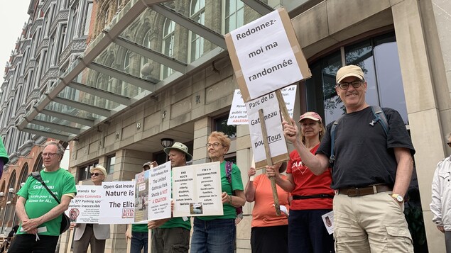 Des manifestants devant les bureaux de la CCN.