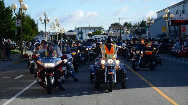 Les motocyclistes de La Randonnée du Réfléchi au centre de la route, prêt à partir.