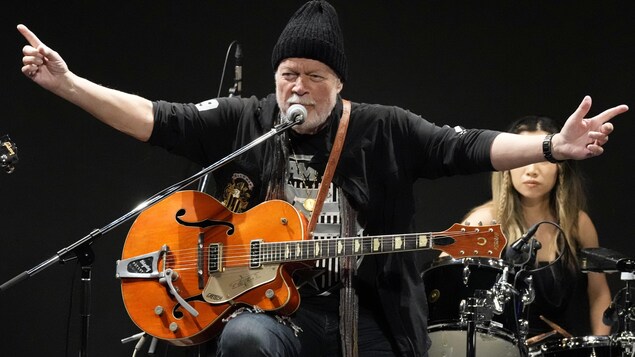Randy Bachman finalement réuni avec sa guitare volée il y a 46 ans