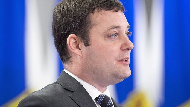 Randy Delorey passe des Finances au ministère de la Santé et du Bien-être. Randy Delorey passe des Finances au ministère de la Santé et du Bien-être.